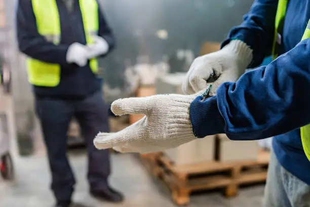 Rilong La guida completa ai guanti di sicurezza: migliorare la protezione delle mani sul lavoro